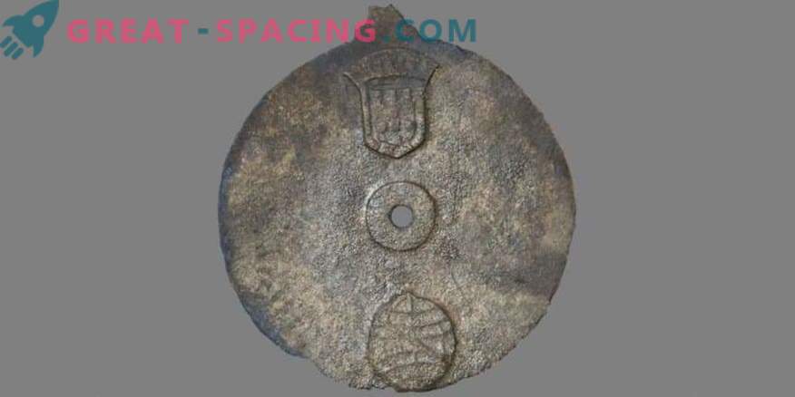 Che aspetto ha l'antico astrolabio marino?