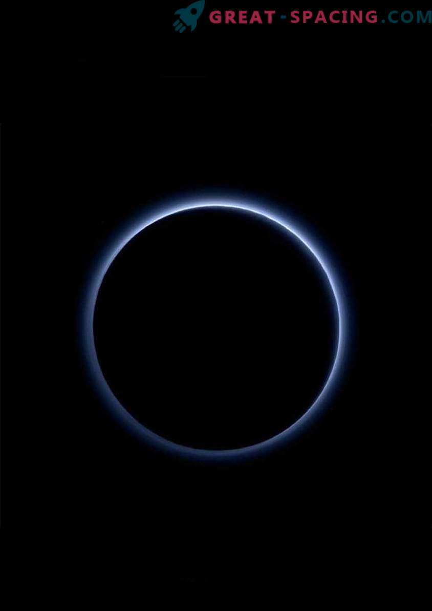 La foschia del carbonio di Plutone mantiene la temperatura bassa