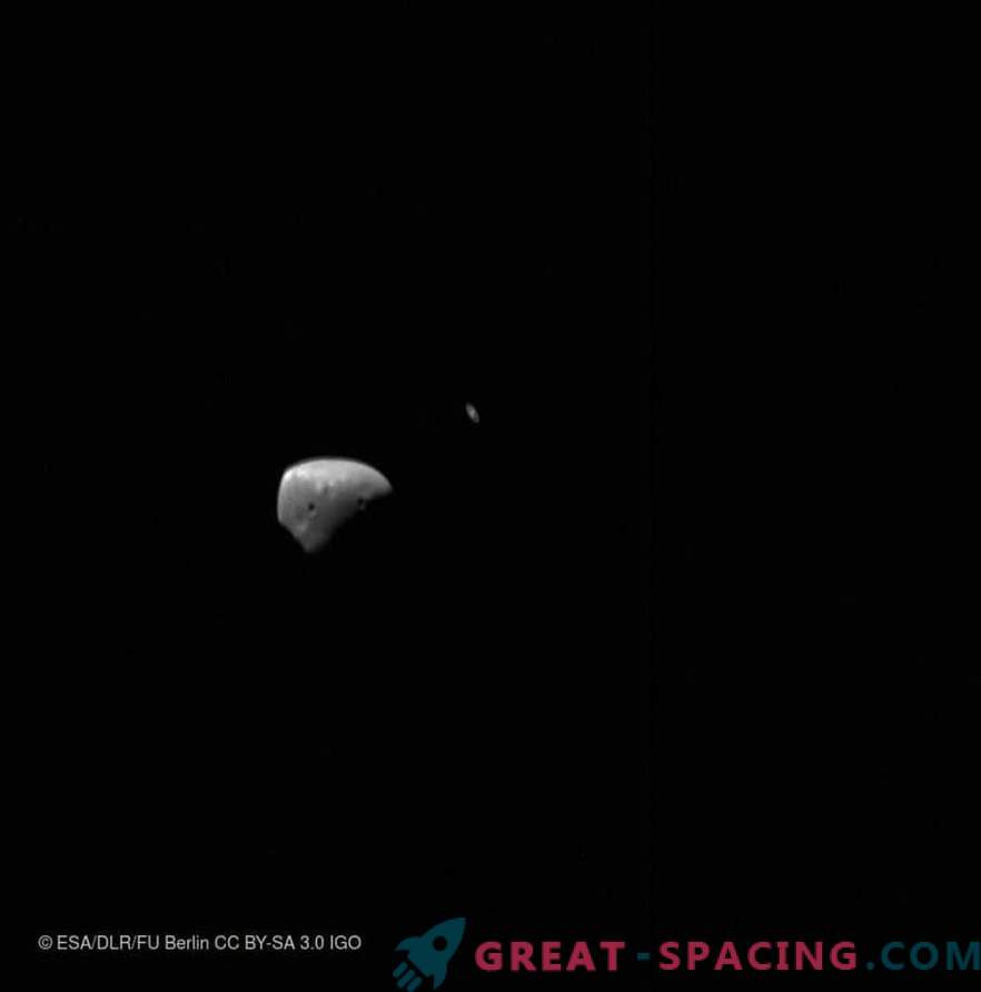 Mars Express vede i satelliti sullo sfondo degli anelli di Saturno.