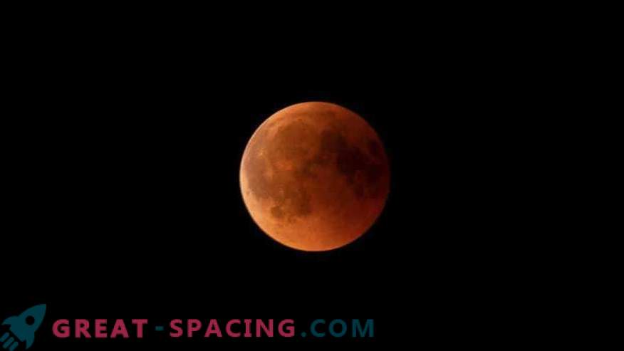 Eclissi lunare totale: foto di osservatori