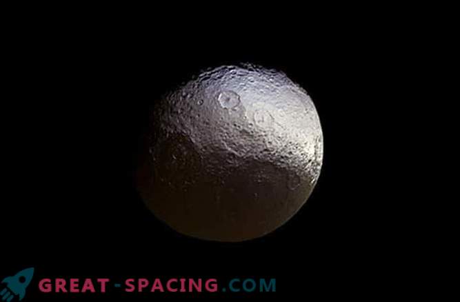 Cassini ha fatto una nuova immagine di satellite Iapet