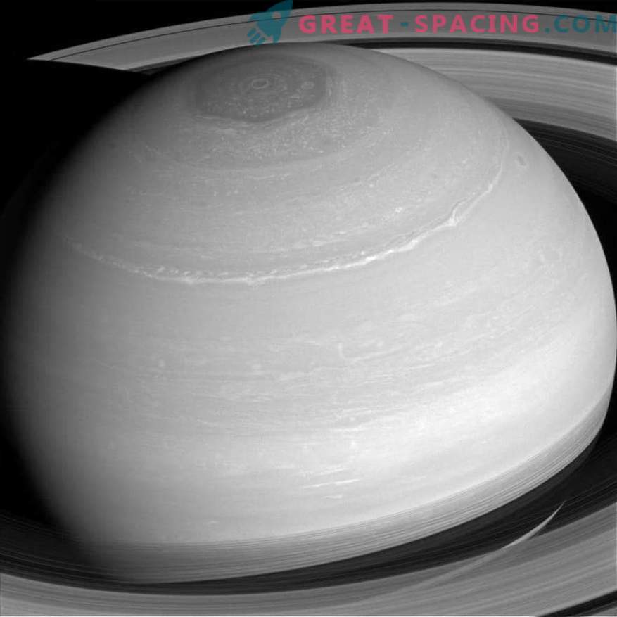 Gli scienziati smentiscono il mito: Saturno non può nuotare nell'acqua