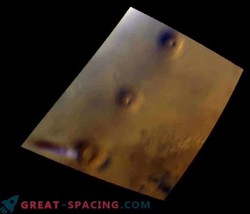 Una nuvola insolita si blocca su Marte