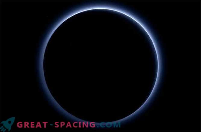 Plutone è un mondo che ha un cielo blu e un ghiaccio rosso