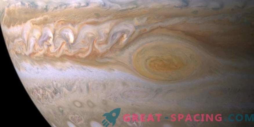 Fenomeni meteorologici sorprendenti nella grande macchia rossa di Jupiter