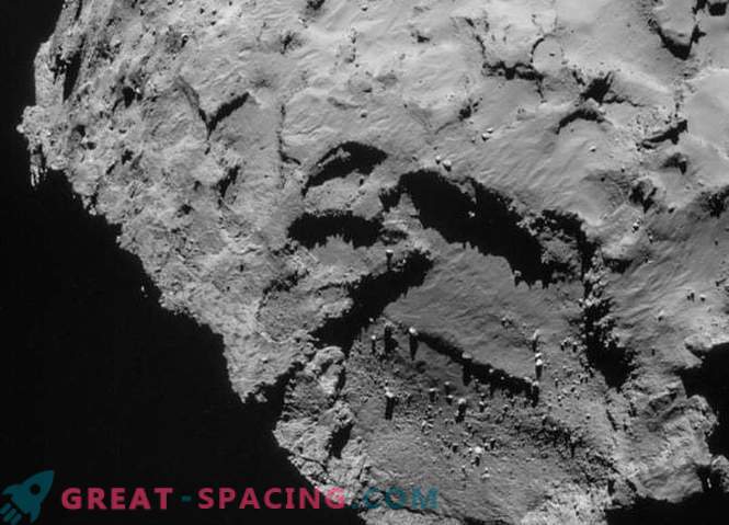 Rosetta ha scoperto una piramide di pietra sulla superficie di una cometa