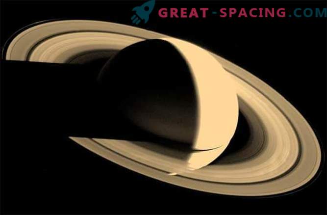 35 ° anniversario della visita a Saturno Voyager-1