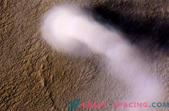 I cicloni di polvere influenzano il clima di Marte