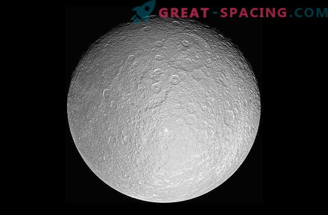 Perché i crateri cancellati sono sulle lune di Saturno?