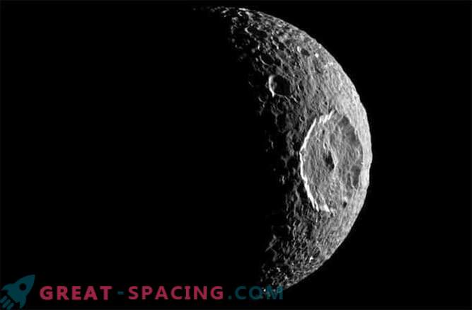 Perché i crateri cancellati sono sulle lune di Saturno?
