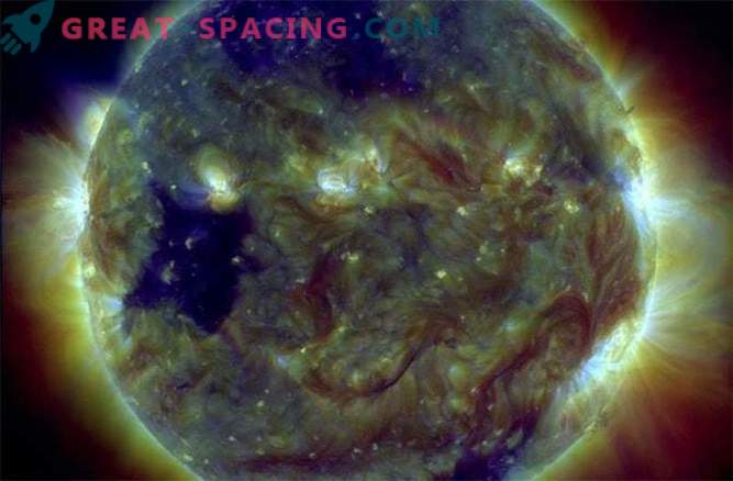 Il buco coronale solare ritorna, ma la tempesta solare tocca solo leggermente la Terra