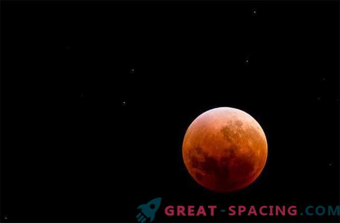 La splendida Blood Moon ha colpito il mondo: foto