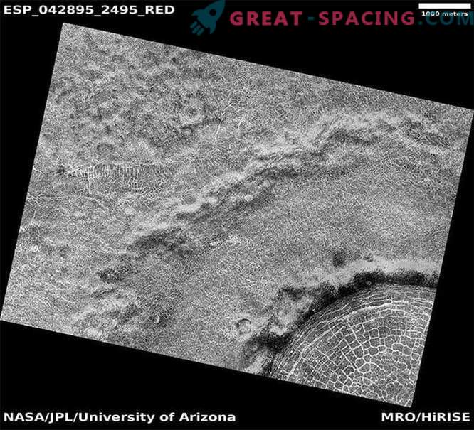 L'orbiter cattura un cratere pieno di crepe sulla superficie di Marte