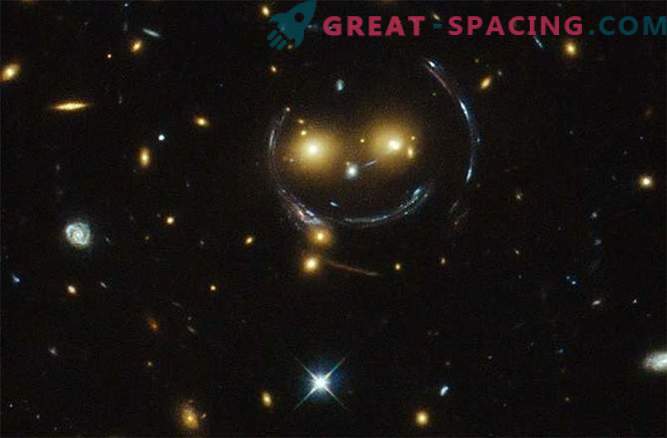 Hubble ha scoperto un'emoticon spaziale nello spazio profondo