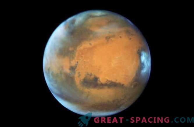 Gli scienziati stanno cercando di spiegare strani lampi su Marte