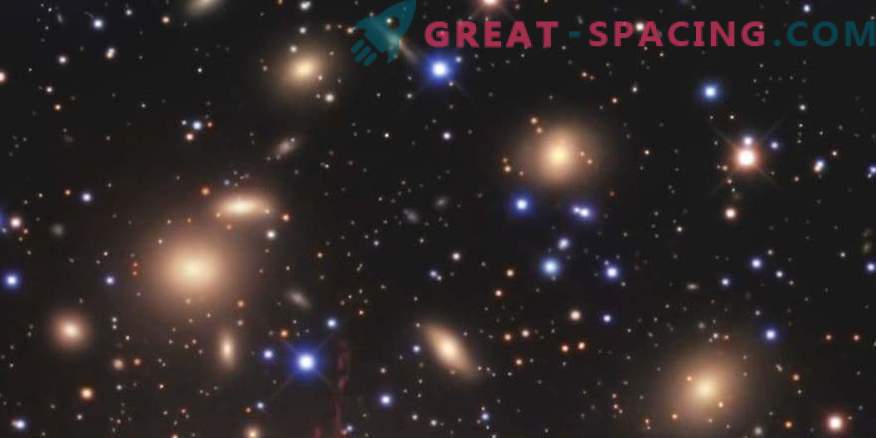 Obiettivi gravitazionali attorno a un ammasso galattico incredibilmente denso