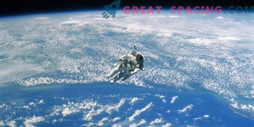 L'astronauta utilizza il cavo di riserva nello spazio aperto
