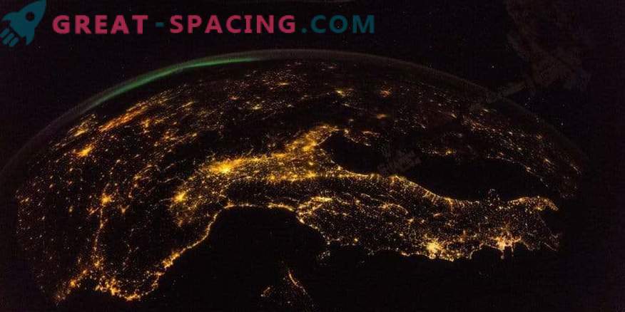 Una straordinaria vista dalla ISS alla notte Terra
