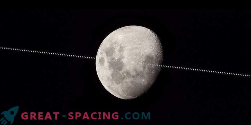 La Stazione Spaziale Internazionale sta volando sullo sfondo della Luna