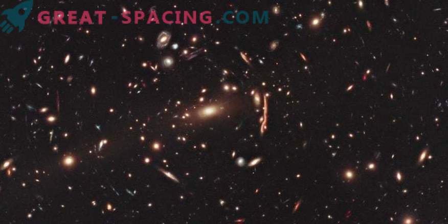 Il massiccio ammasso galattico diede a Hubble una super approssimazione