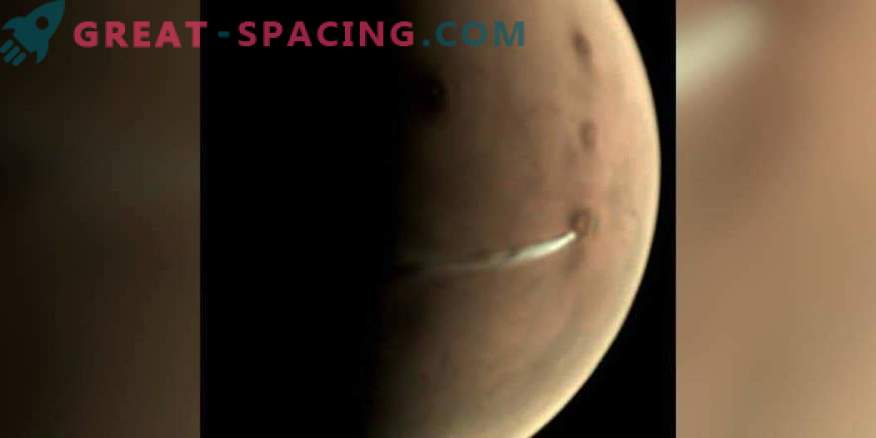 Attività vulcanica su Marte? La misteriosa nuvola si estende sul vulcano marziano