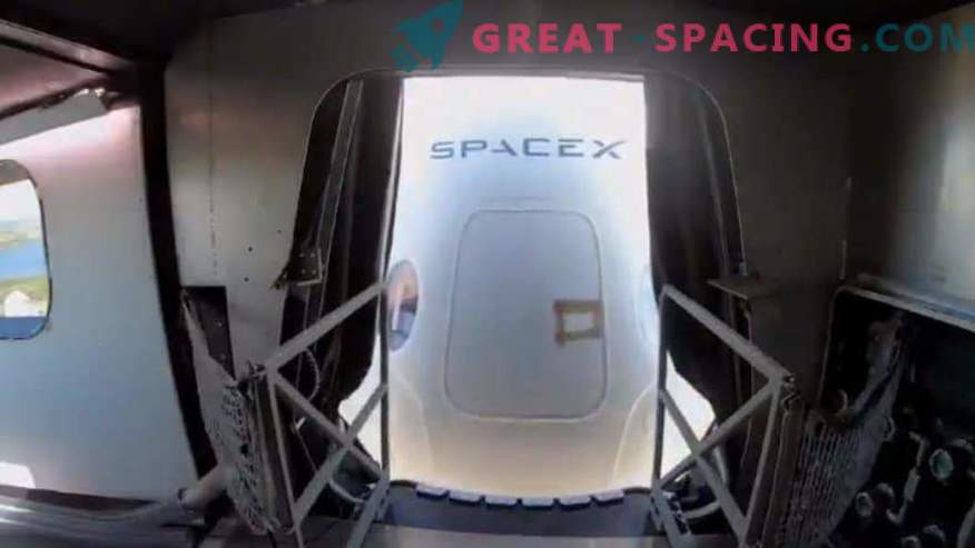 SpaceX mostra la manica di accesso dell'equipaggio a Crew Dragon