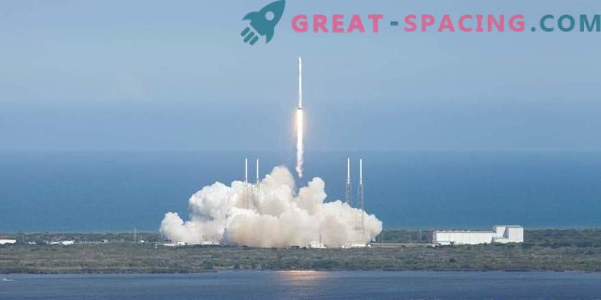 SpaceX rimanda la data di invio dei turisti all'orbita lunare