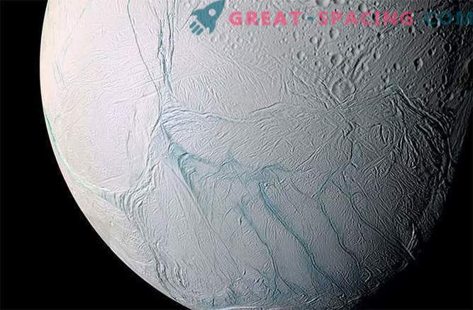Il satellite di Saturno Encelado ha un oceano sotto la sua superficie