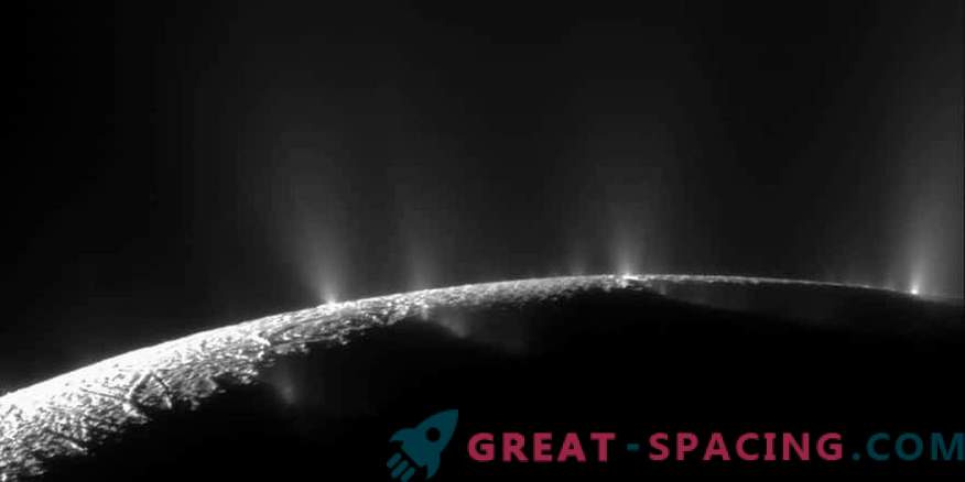 Il satellite di Saturno Encelado ha un oceano sotto la sua superficie
