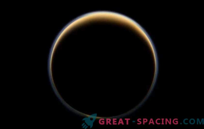 Cassini ha scoperto cristalli di ghiaccio di metano nell'atmosfera di Titano