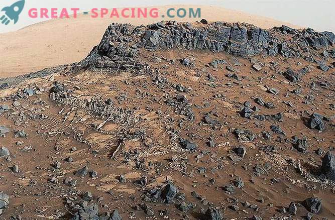 Mars rover ha scoperto ricchi sedimenti minerali nelle crepe rocciose