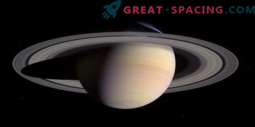 L'acqua negli anelli e nelle lune di Saturno assomiglia a quella della terra