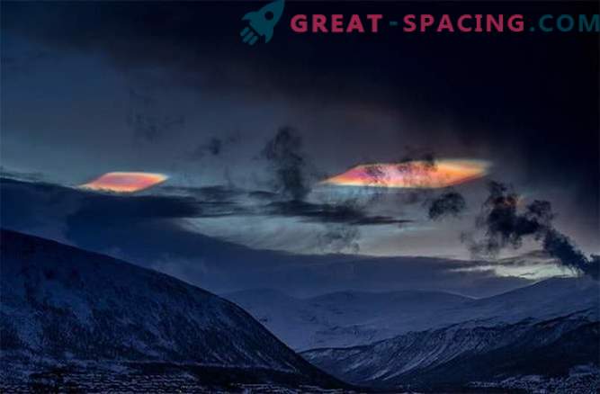 Le nubi stratosferiche psichedeliche brillano sul Circolo polare artico.