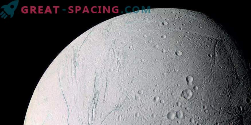 Il satellite di Saturno Encelado potrebbe passare da