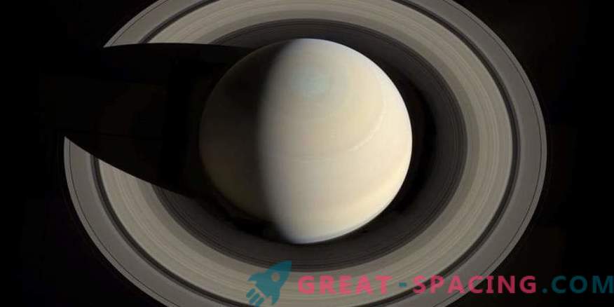 I satelliti sono combinati per salvare l'anello di Saturno
