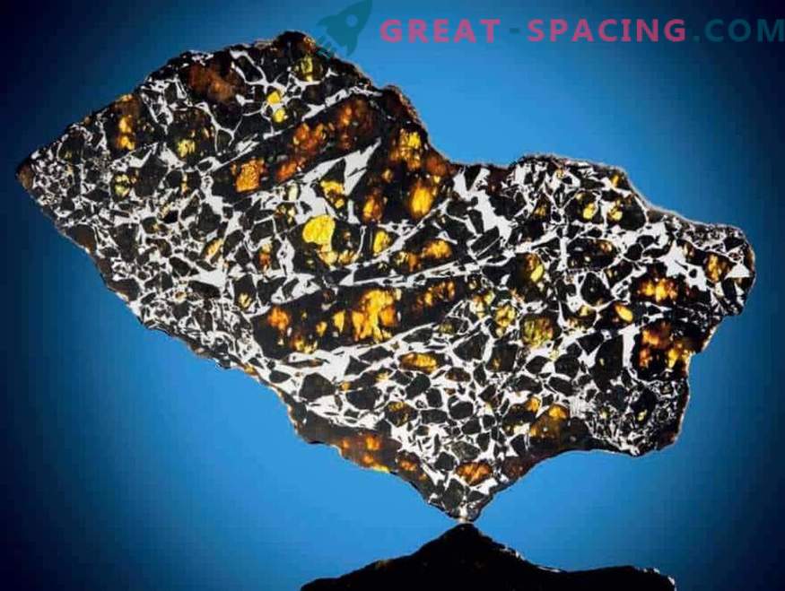 Decorazione egizia con un pezzo di meteorite: quanto sono pericolose le esplosioni nell'atmosfera terrestre