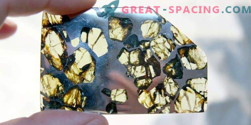 Decorazione egizia con un pezzo di meteorite: quanto sono pericolose le esplosioni nell'atmosfera terrestre
