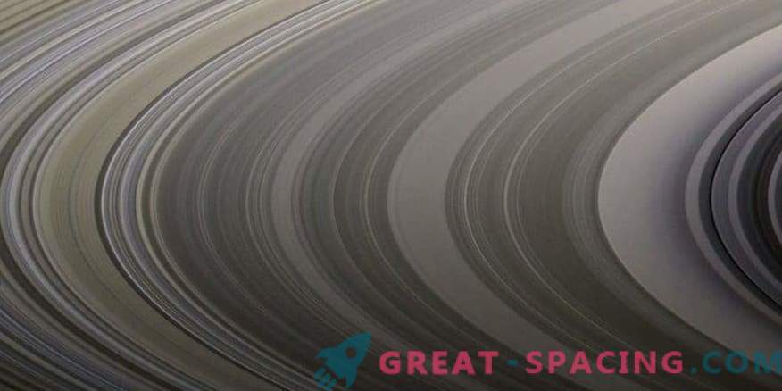 Colori negli anelli di Saturno