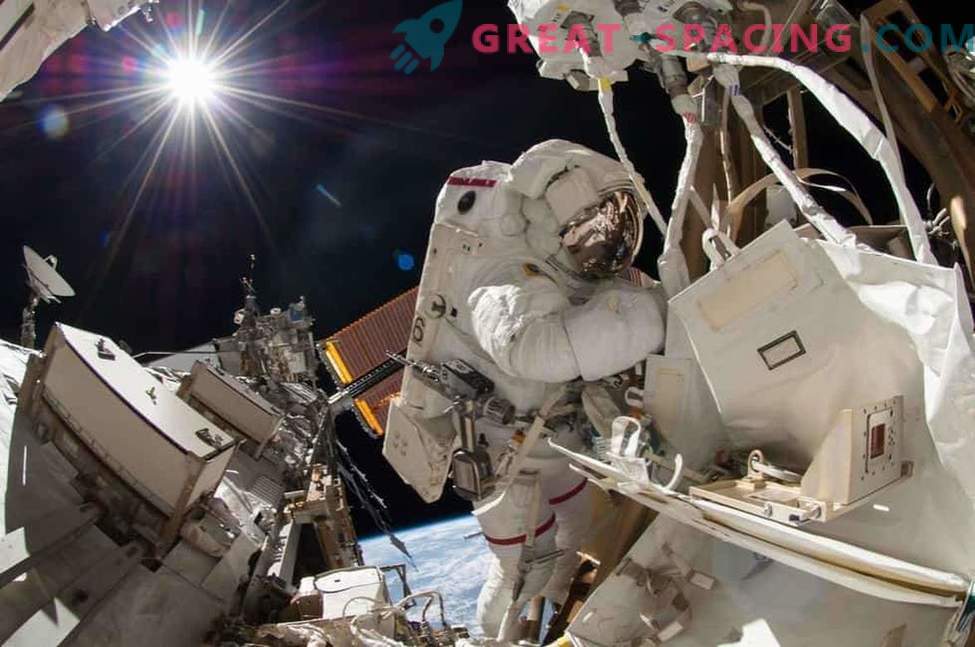 Affascinante passeggiata spaziale sulla stazione spaziale: foto
