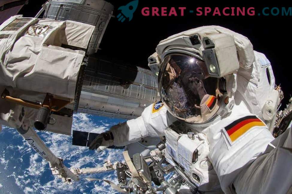Affascinante passeggiata spaziale sulla stazione spaziale: foto