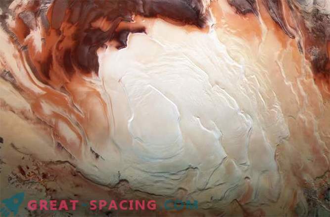 Spațiul cappuccino: bucle delicioase la polul sudic al planetei Marte