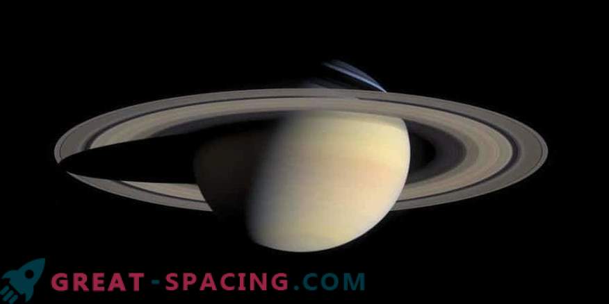 Formazione misteriosa nel campo magnetico di Saturno