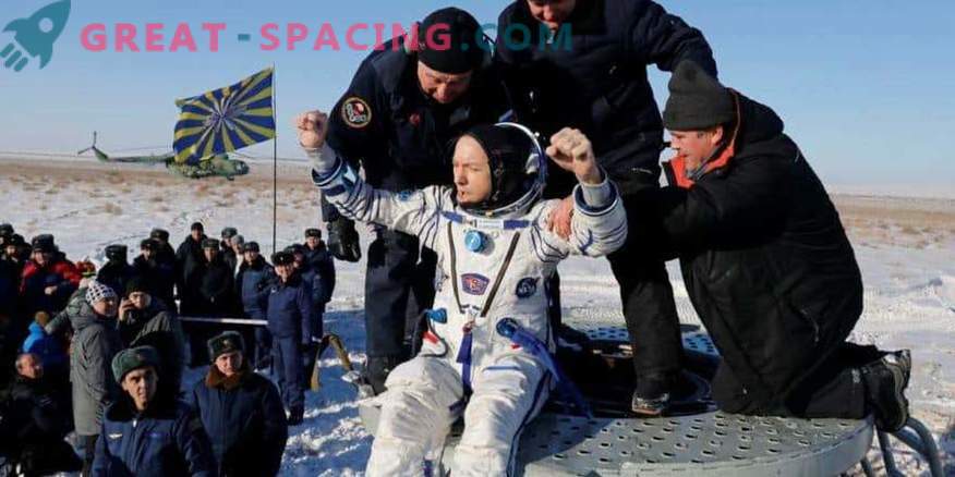 La capsula spaziale riporta i membri dell'equipaggio sulla Terra