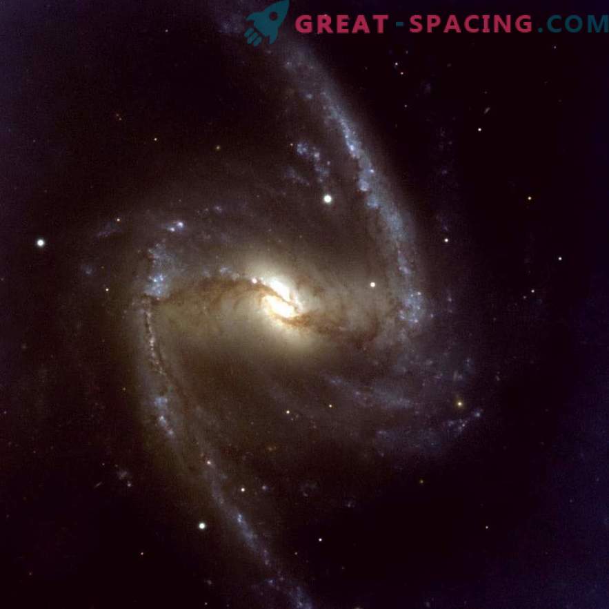 Nascita stellare e flusso di gas nella galassia NGC 1365