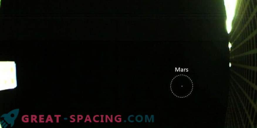 La prima foto di Marte dai minuscoli satelliti di MarCO
