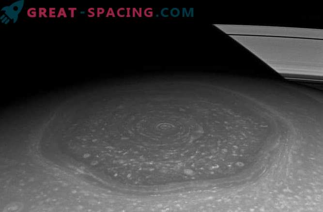 È apparso una possibile spiegazione per l'enorme esagono di Saturno