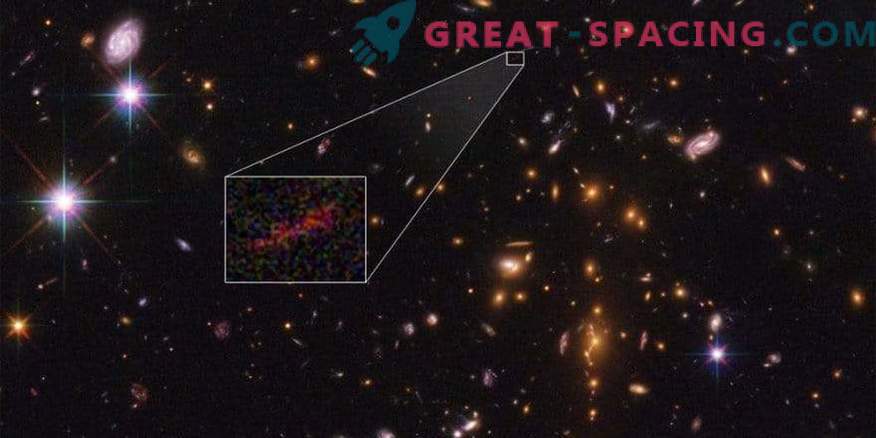 Hubble in Spitzer združita, da dobita boljši posnetek oddaljene galaksije