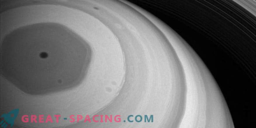 Vista spettacolare del misterioso esagono di Saturno
