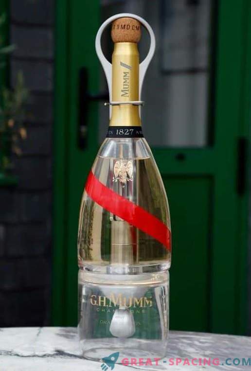 Champagne nello spazio! Una bottiglia di Zero-G consente ai turisti di gustare un drink nello spazio infinito