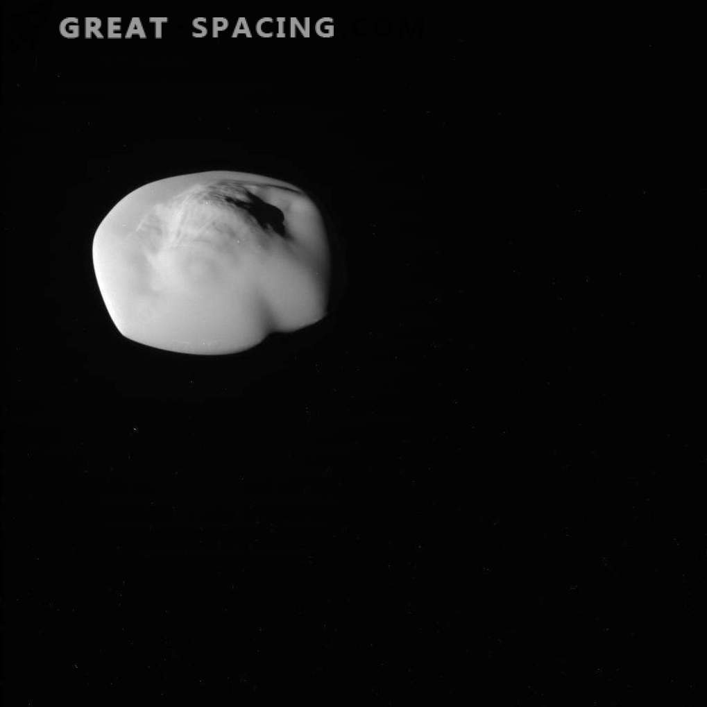 Uno sguardo ravvicinato al satellite Saturn Atlas